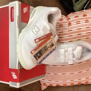 New balance SZ 8 woman’s velcro. Brand new